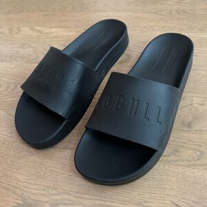 NoBull Slides - nearly brand new; Black men’s 11